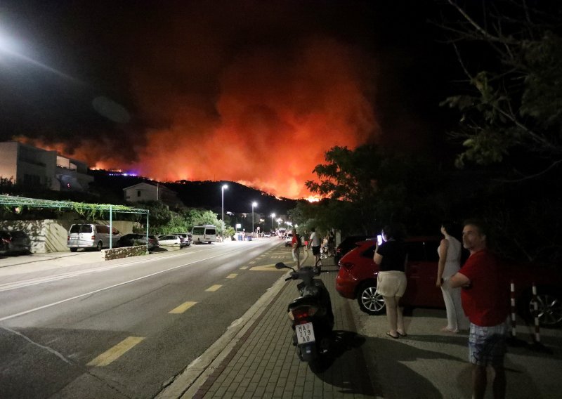 Zbog požara zatvorena državna cesta u mjestu Gornji Tučepi