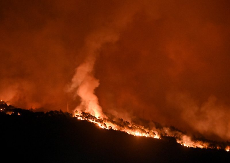 Dramatične fotografije iz Tučepa: Ovako je sinoć izgledala vatrena fronta