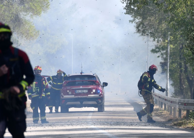 Aktivirali se požari kod Skradina i Tučepa, pred vatrogascima još jedna teška noć