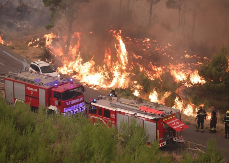 Zbog požara zatvorena cesta od Makarske do tunela Stupica