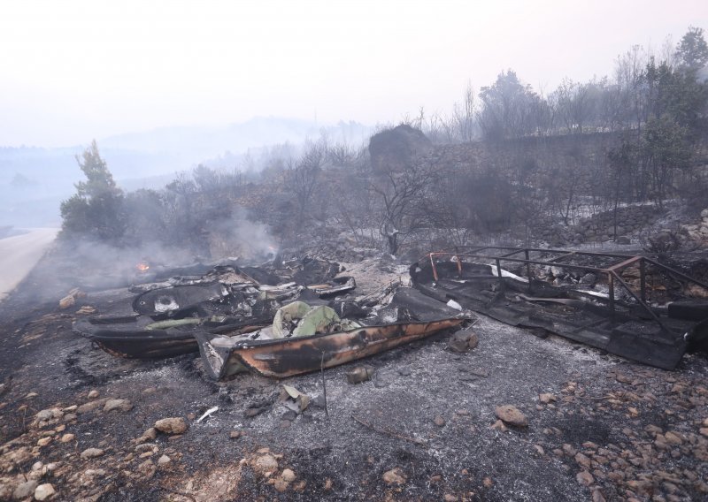 U Tučepima i Vrsinama dosad izgorjelo oko 800 hektara, na terenu 500 vatrogasaca