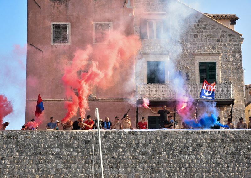 U Solinu na svadbi ispalio raketu, napravio 40.000 eura štete