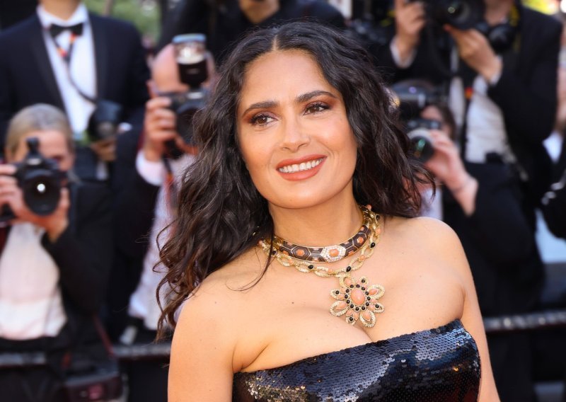 Opet je 'užarila' Instagram: Salma Hayek otvorila kolovoz u bikini izdanju