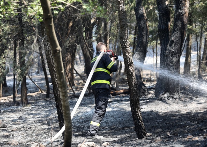 Požari u Dalmaciji i dalje aktivni, vatrogasci dežuraju, a brine ih bura za vikend