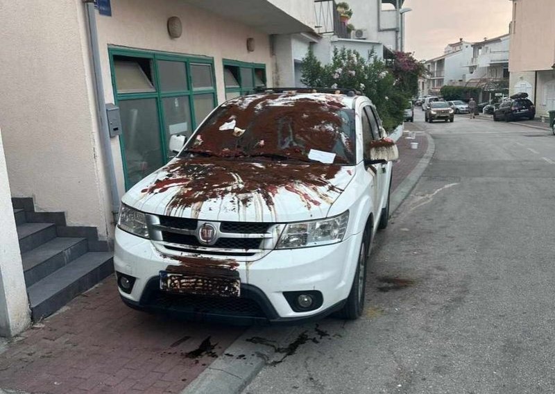 Vozaču na nepropisno parkirani auto servirali kavu, jaja i cvijeće s porukom