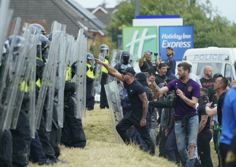 Otkriveno tko stoji iza nereda u Britaniji: Vlada iznijela plan kako ih zaustaviti