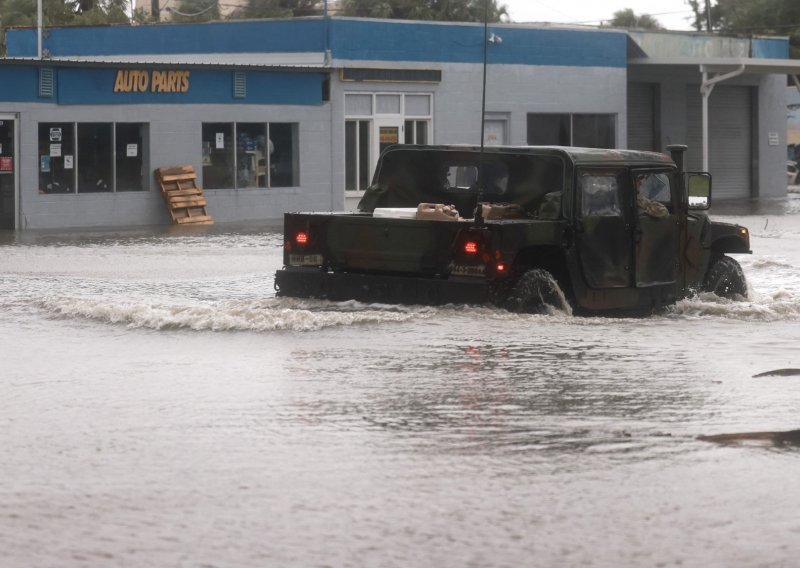 Petero mrtvih zbog uragana Debby, jugoistoku SAD-a prijete katastrofalne poplave