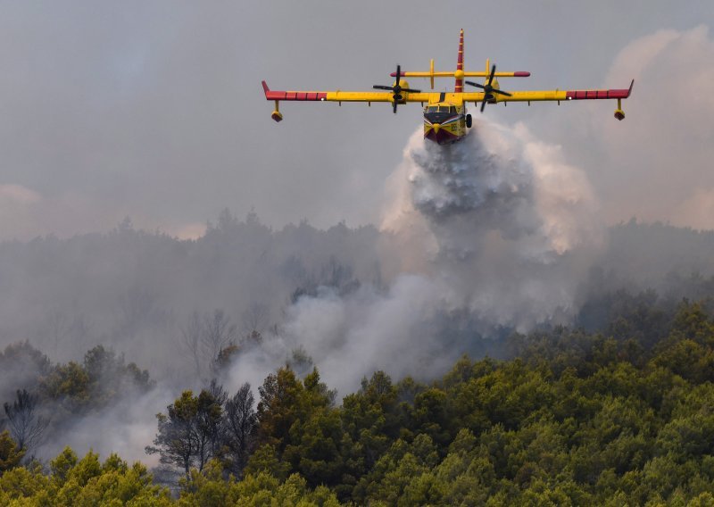 Ugašen požar na Perunu, požari na Hvaru još aktivni