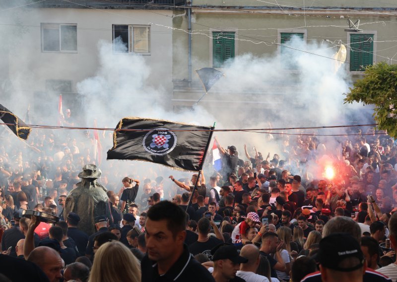 'Jure i Boban' ponovno se ore u Imotskom, spomenik Tinu Ujeviću čuva policija