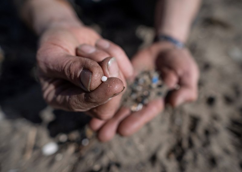 Svaki tjedan pojedete kreditnu karticu: Kakav je utjecaj mikroplastike na zdravlje?