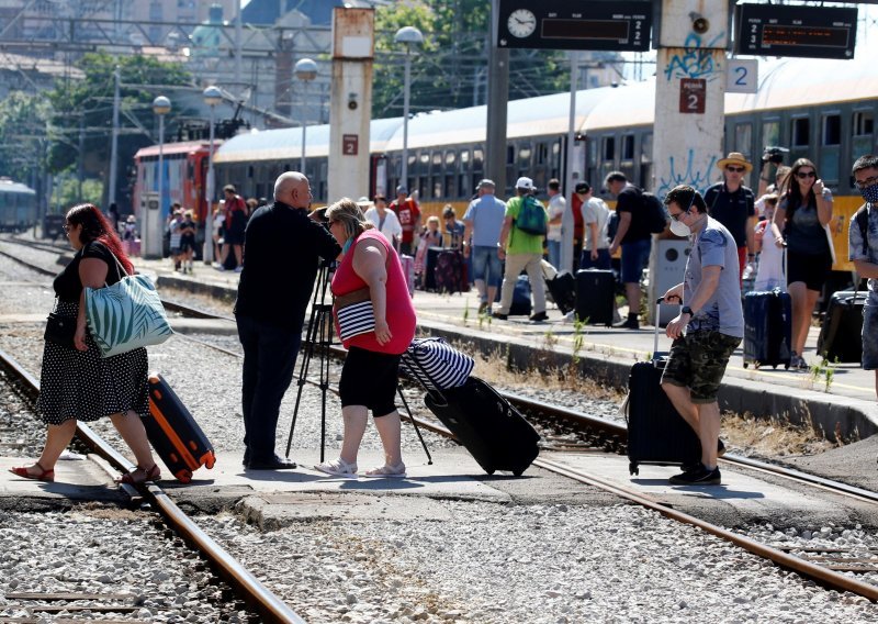 Vlak kod Ogulina skliznuo s tračnica