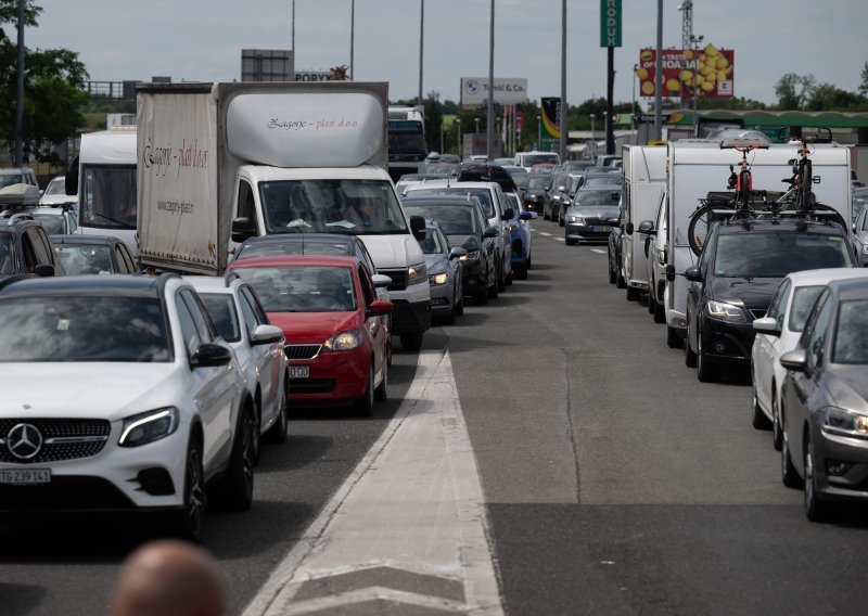 Nesnosne gužve ne posustaju: Povremeni prekid prometa u tunelu sv. Rok; evo gdje su kolone