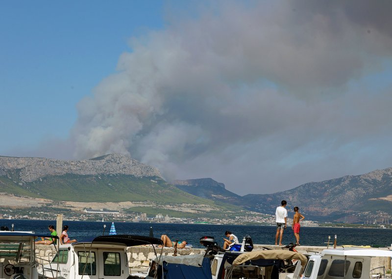 Planulo kod Solina: Vatra se zavukla među kuće; na terenu 135 vatrogasaca i 4 kanadera