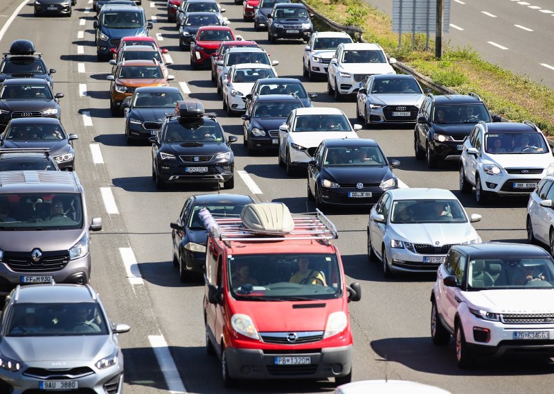 Na naplati Lučko u smjeru Zagreba kolone, preko Demerja promet obustavljen