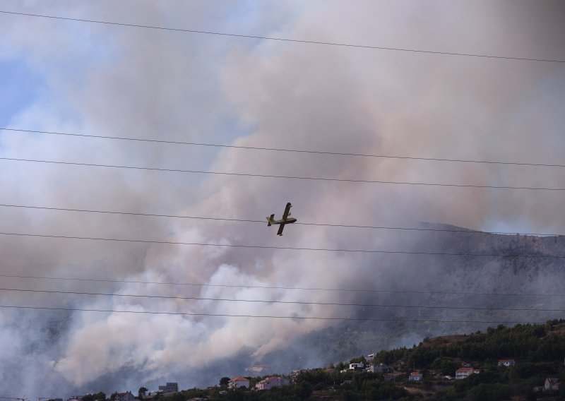 Požar u Istri zaprijetio kućama, gase ga kanaderi