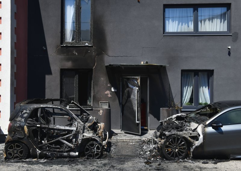 Na zagrebačkoj Peščenici izgorjela dva automobila, zapalio se i dio kuće