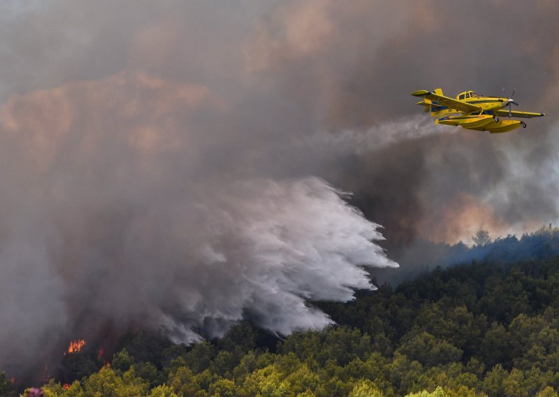 Buknuo požar kod Obrovca; gase ga i Air Tractori