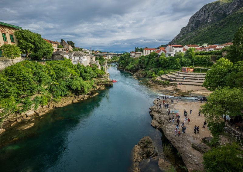 Ekološki aktivisti na nogama: Neretva zavijena u crno