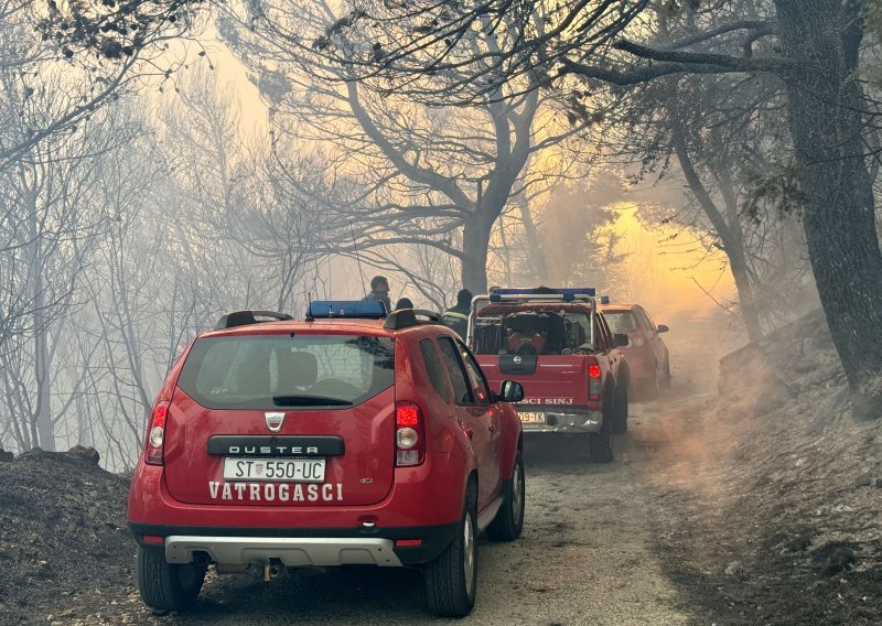 Požar kod Solina stavljen pod kontrolu, vatrogasci ostaju na terenu