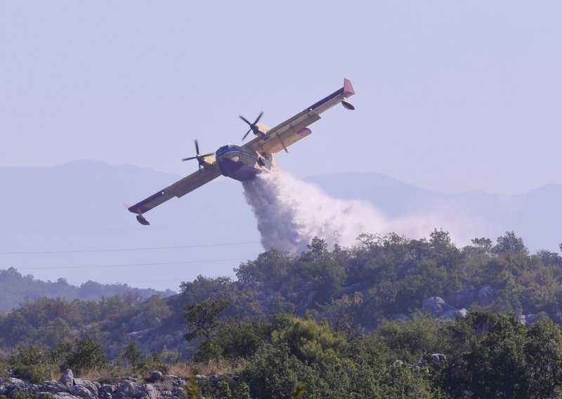 Vatrogasci imaju pune ruke posla: Aktivna tri požara na kninskom području