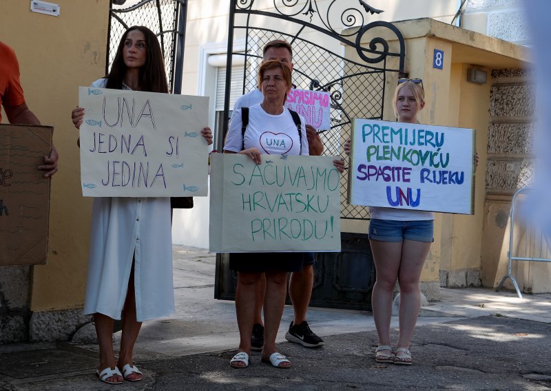 Prosvjednici protiv hidroelektrane i dalje se okupljaju na izvoru Une