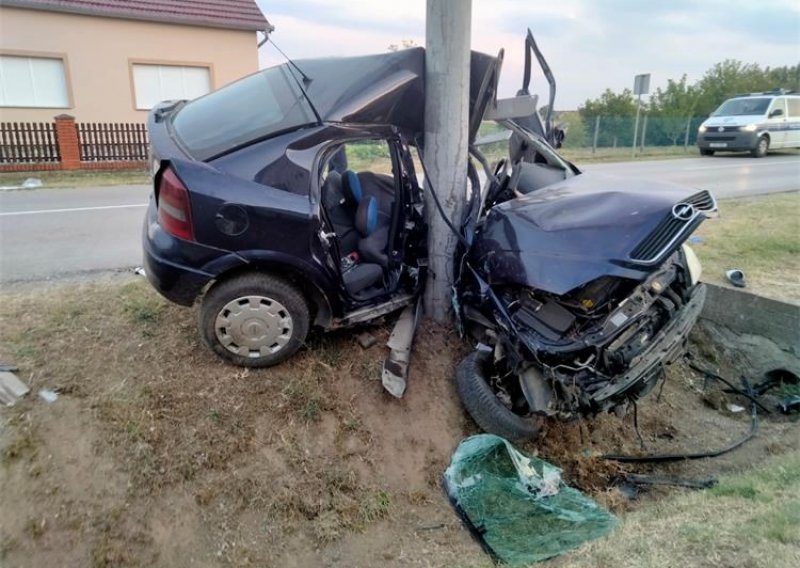 Teška prometna nesreća u Cerni: Vozilom sletio s kolnika i udario u banderu