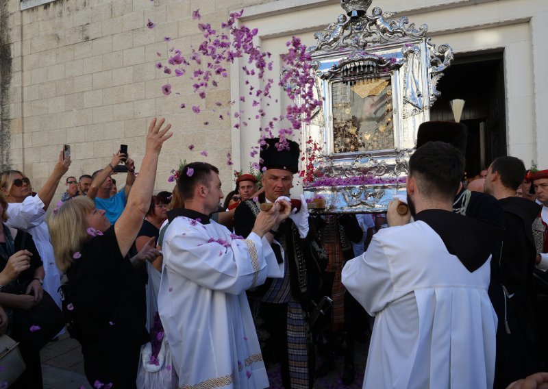 Oko 50.000 vjernika u blagdanskoj procesiji u Sinju