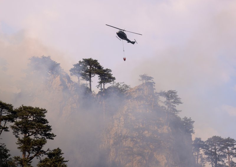 Veliki požar kod Knina, gasi ga čak pet aviona