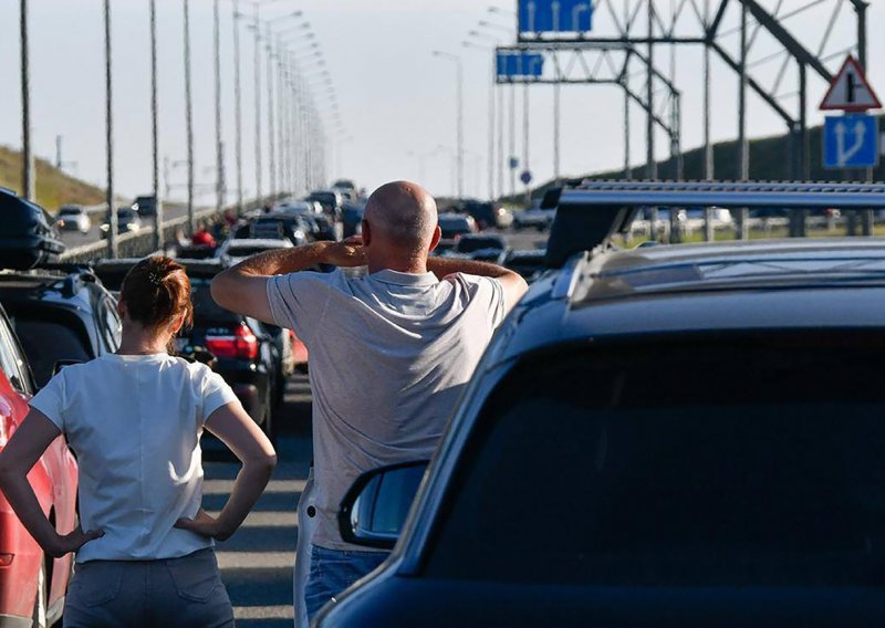 Žestoki udar Ukrajinaca na Kerč zatvorio Krimski most