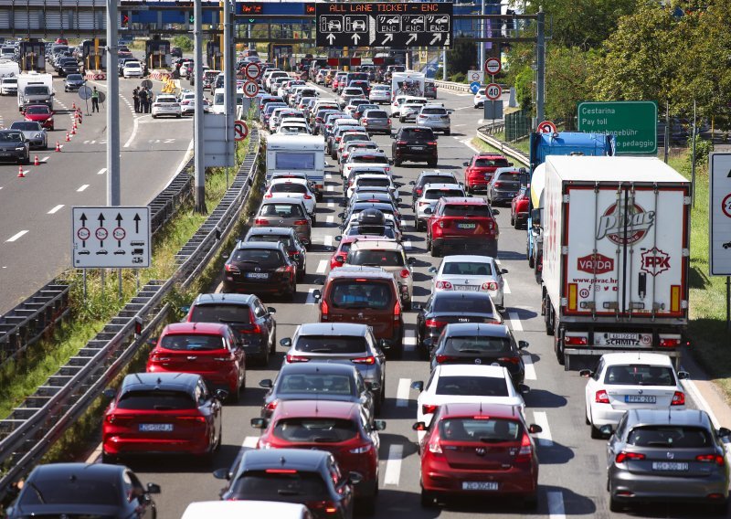 Kilometarske kolone na autocestama, vozi se usporeno i uz zastoje