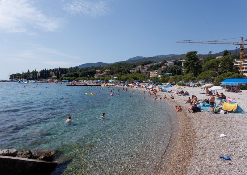 Udarac usred sezone: Na plaži u Ičićima zabranjeno kupanje zbog bakterije