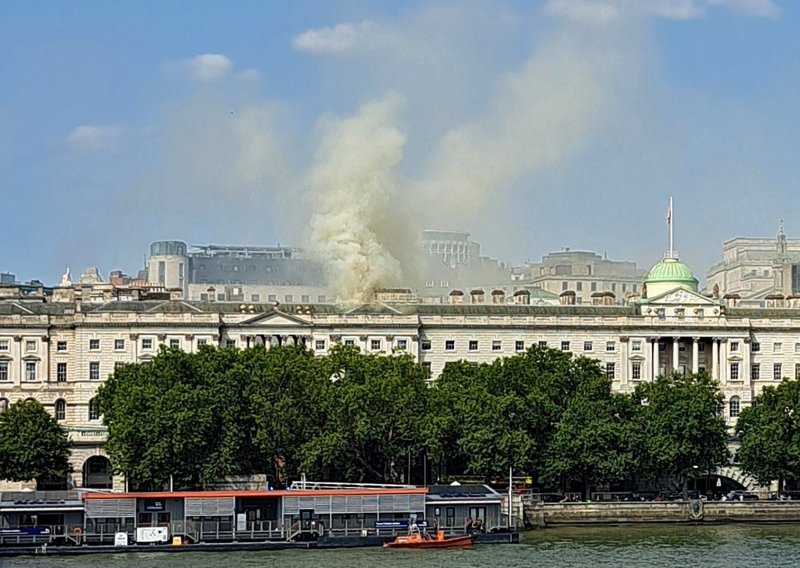 Požar zahvatio bivšu kraljevsku palaču u Londonu, gasi ga 125 vatrogasaca