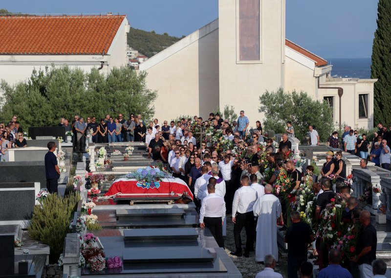 Pokopana dvojica pomoraca stradalih u nesreći na trajektu Lastovo