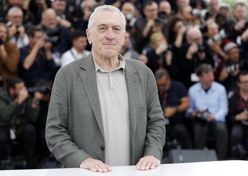 Skok s broda: Ovako je legendarni Robert De Niro proslavio 81. rođendan