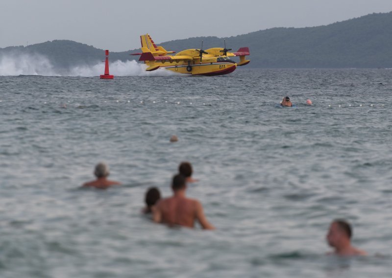 Lokaliziran požar kod Zadra: Gasila ga četiri kanadera, svi su objekti obranjeni