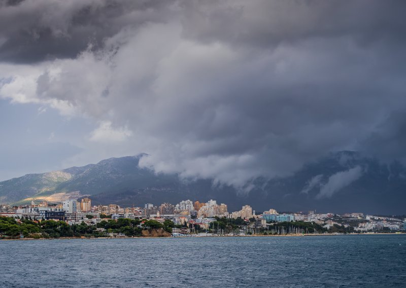 Nevrijeme u Splitu čupalo stabla, na Murteru za kratko vrijeme kiše palo kao za cijeli mjesec