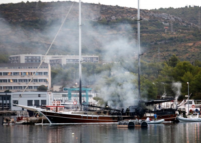 U Mandalini kod Šibenika noćas planuo turistički jedrenjak