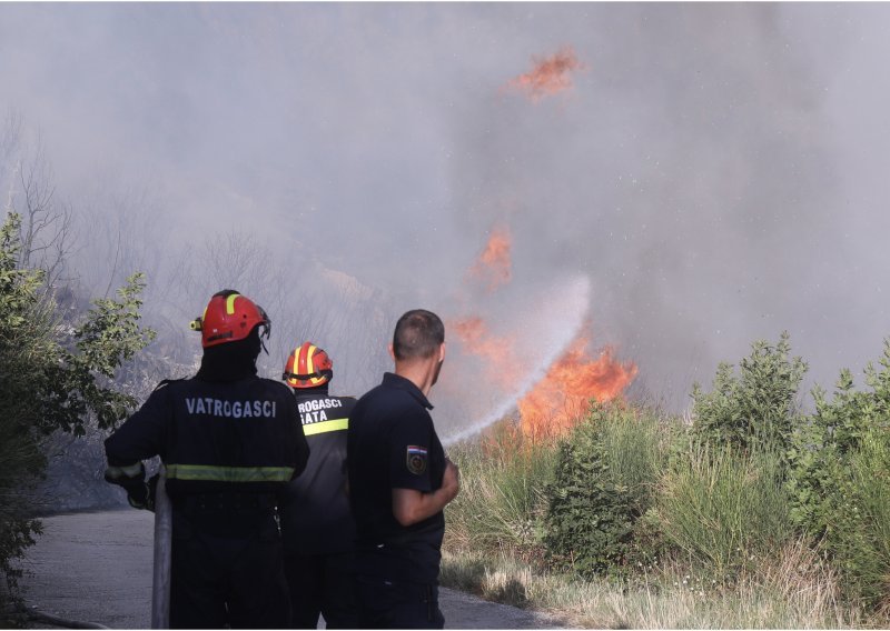 Požari i dalje haraju Dalmacijom, borba sa stihijom trajala cijelu noć