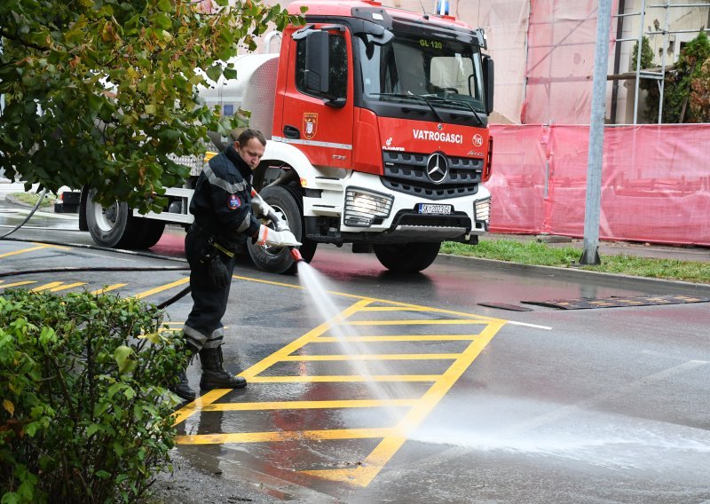 Vatrogasci imali pune ruke posla: Kiša poplavila objekte, rušilo se drveće...