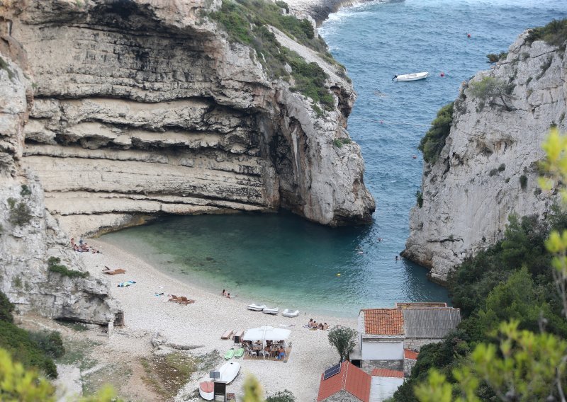 Raj na Jadranu: Ova očaravajuća plaža ostavlja bez daha divljom ljepotom