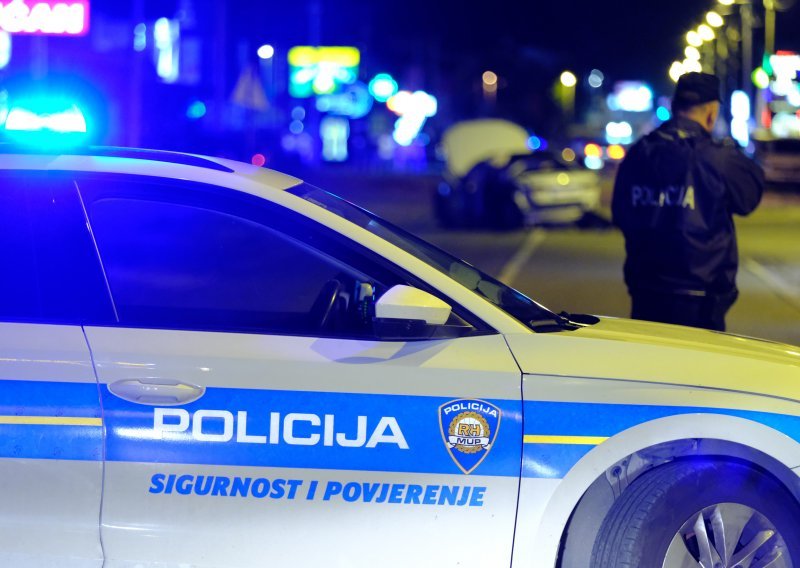 Muškarac u Tovarniku zapalio dvije kuće, pa ranio policajca nožem