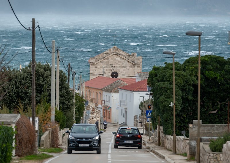 Stiže olujna bura: 'Potražite sigurnu luku. Mnogi trajekti i katamarani neće ploviti'