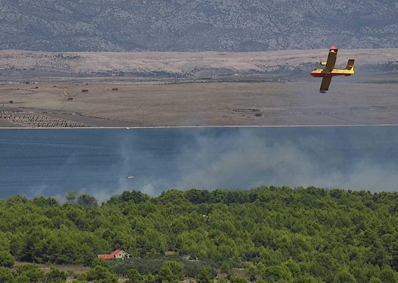 Požar na Viru lokaliziran, kuće obranjene