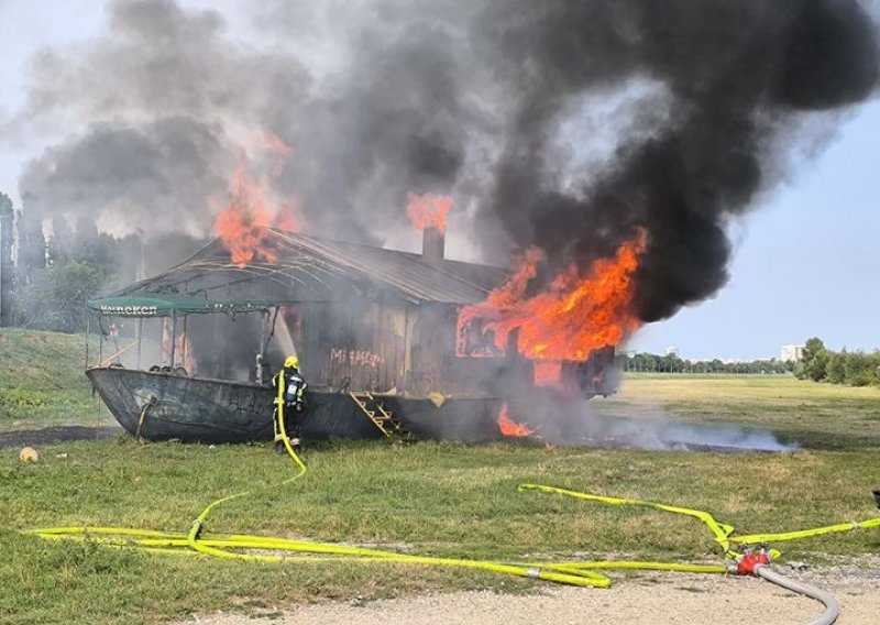 Planuo napušteni brod kod Savskog mosta, vatrogasci brzo reagirali