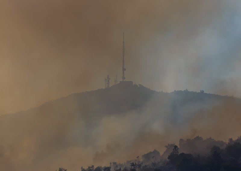 Na deponiju kod Trogira planuo požar, više vatrogasnih vozila na terenu