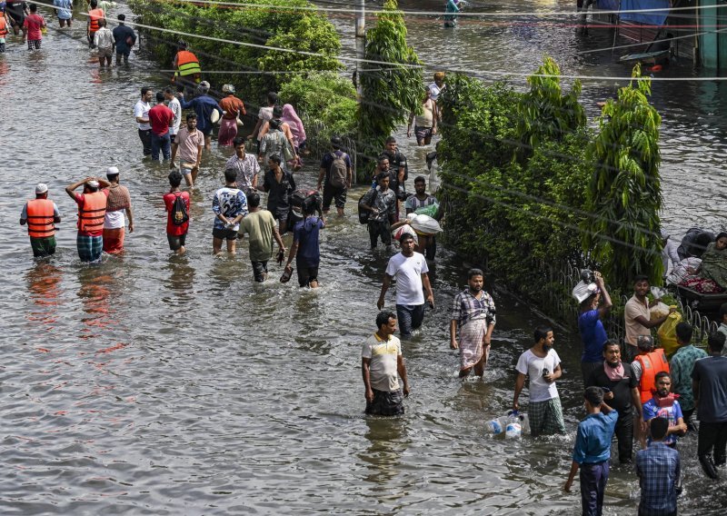 Poplave u Bangladešu odnijele najmanje 18 života, 300.000 ljudi i dalje u skloništima