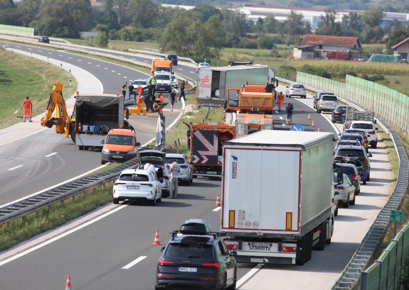 Kaos na A4: Sudar automobila i kamiona, četiri osobe hitno prevezene u bolnicu