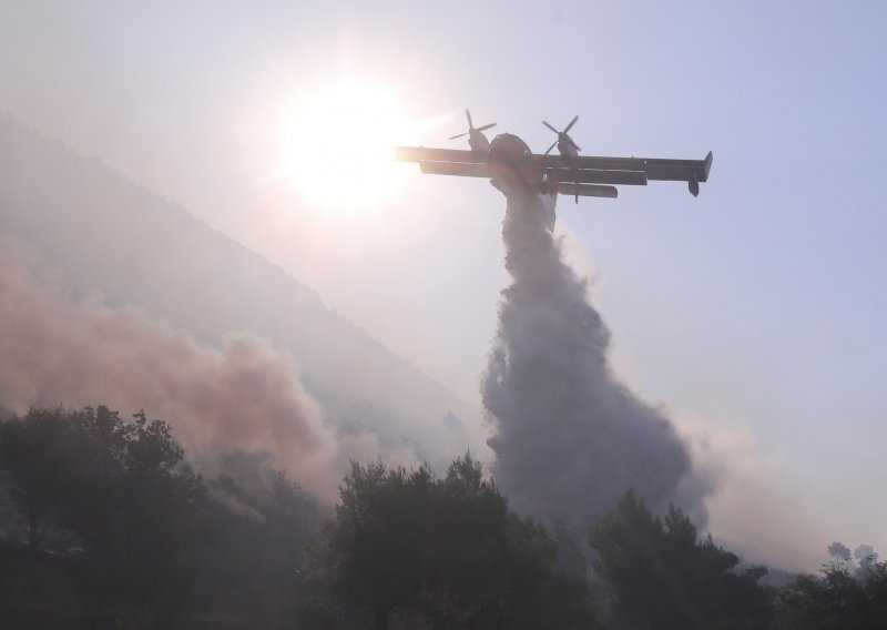 Novi veliki požar kod raketne baze u Žrnovnici, gase ga četiri kanadera