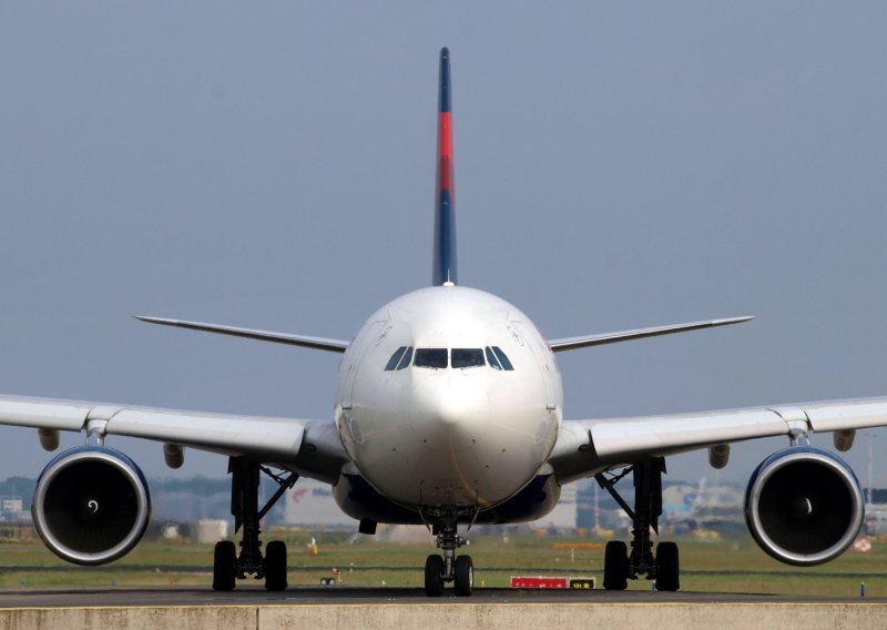 Eksplodirala guma na avionu u Atlanti, poginula dvojica radnika