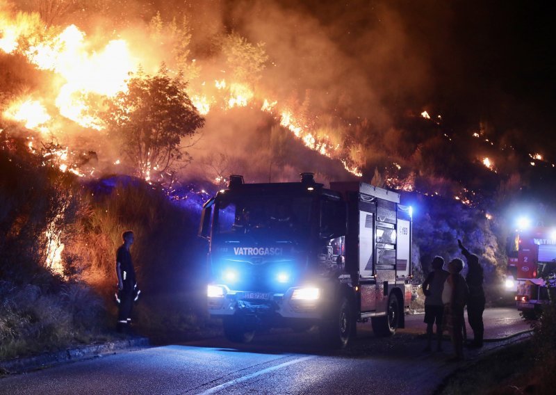 Šef hrvatskih vatrogasaca: Cijelu noć sprječavat će prodor vatre u Podstranu